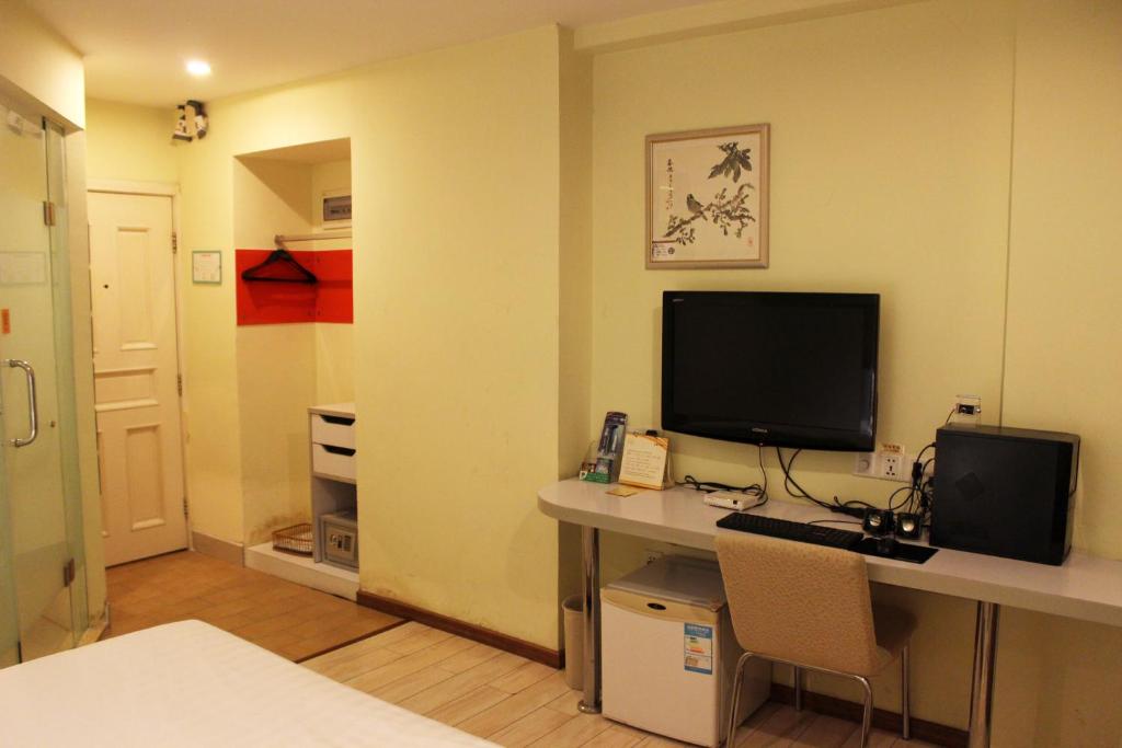TV a/nebo společenská místnost v ubytování Shenzhen Green Oasis Hotel, Baoan