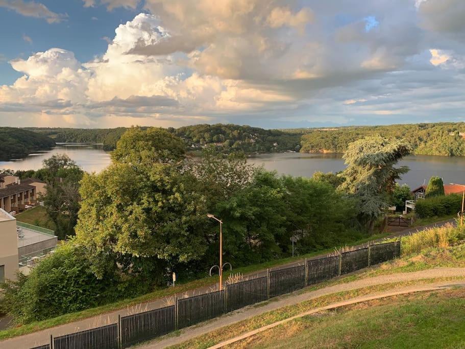 - une vue sur une rivière depuis une colline avec une clôture dans l'établissement les hauts du lac, à Éguzon-Chantôme