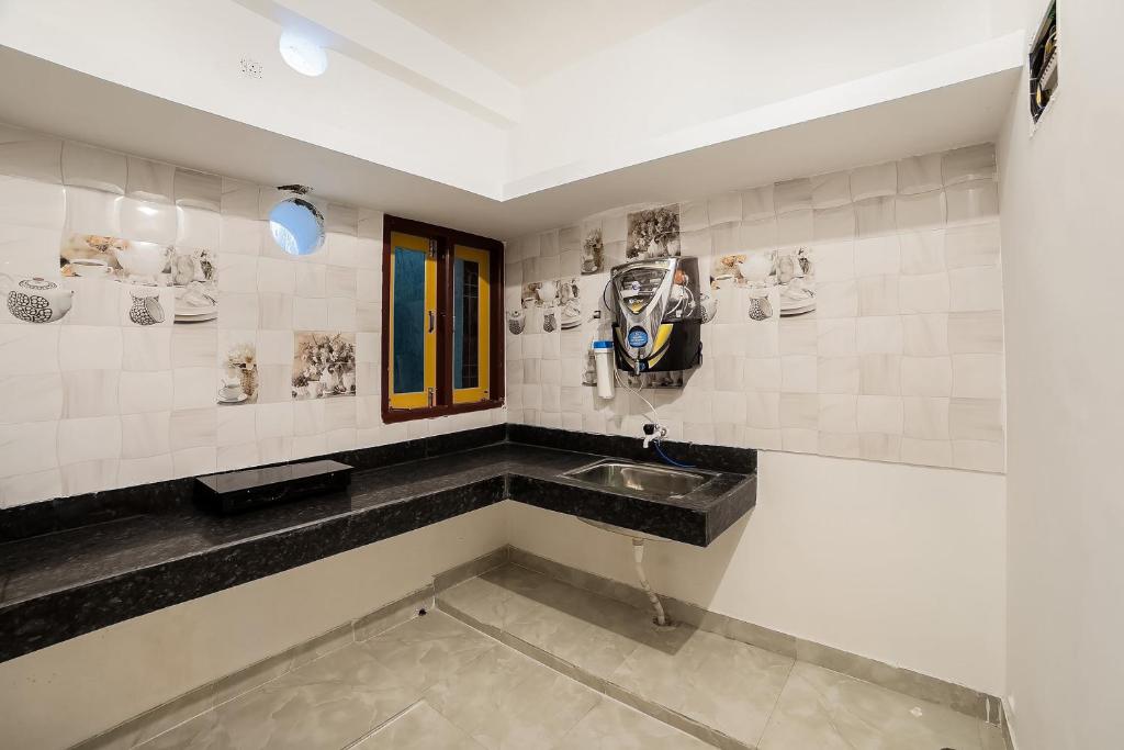 Kuchyň nebo kuchyňský kout v ubytování Hotel O Khan Basera
