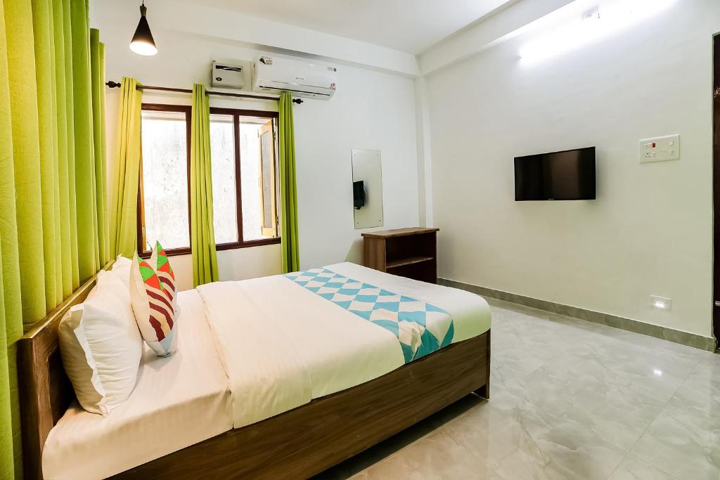 Postel nebo postele na pokoji v ubytování Hotel O Khan Basera