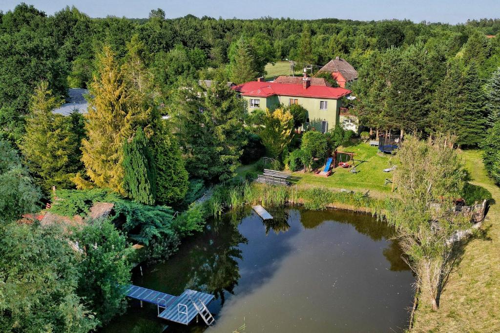 z góry widok na dom nad rzeką w obiekcie Agroturystyka Nowy Kraków w mieście Jeżyce