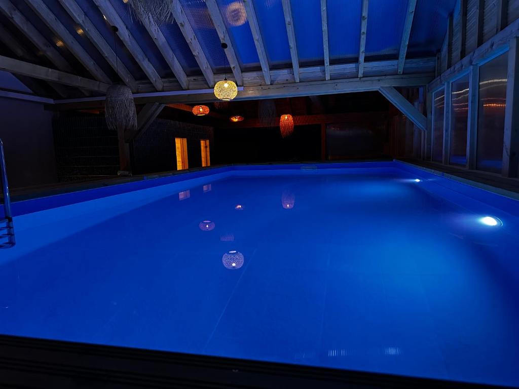 Bazén v ubytovaní Domki Złote Piaski Kryty Basen Sauna Jacuzzi alebo v jeho blízkosti