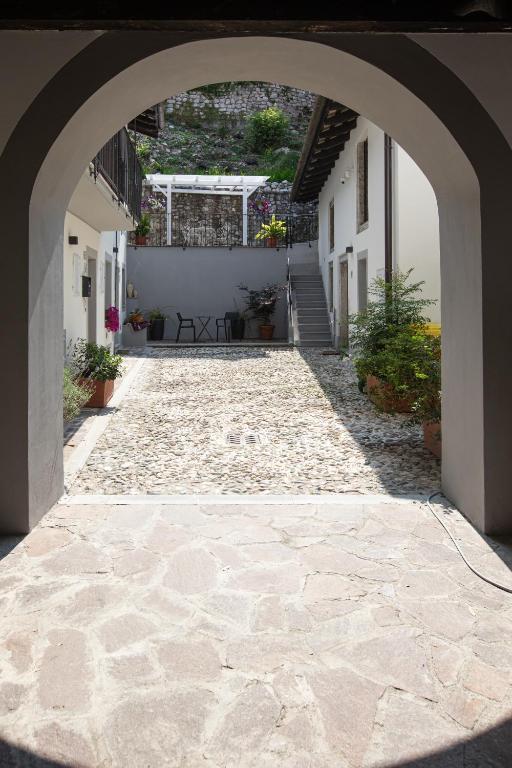 un arco che conduce a un cortile in un edificio di Ai Priori a Gemona del Friuli