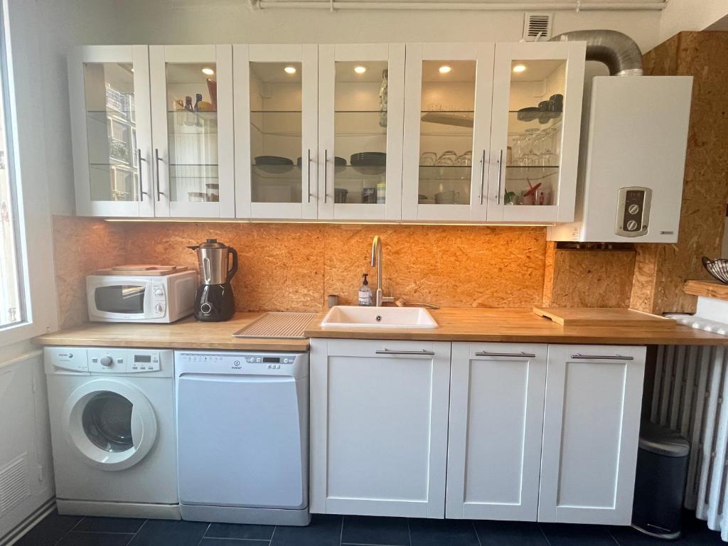 une cuisine avec un évier et une machine à laver dans l'établissement Vivez La Sérénité - Port de plaisance - plage- 1Ch - Balcon, au Havre