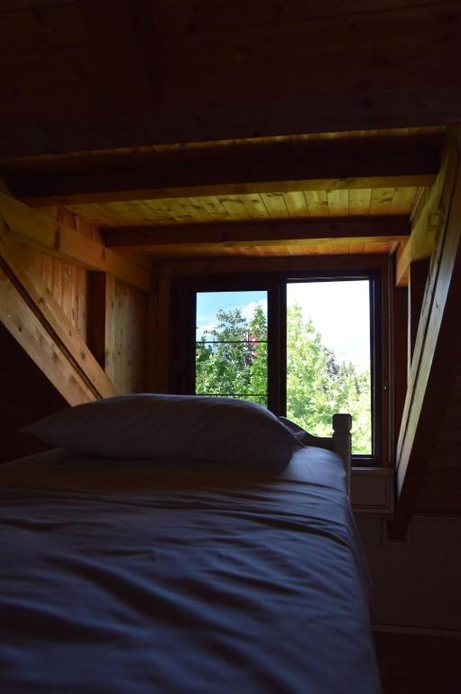 Postel nebo postele na pokoji v ubytování Symphony Hostel Shkoder