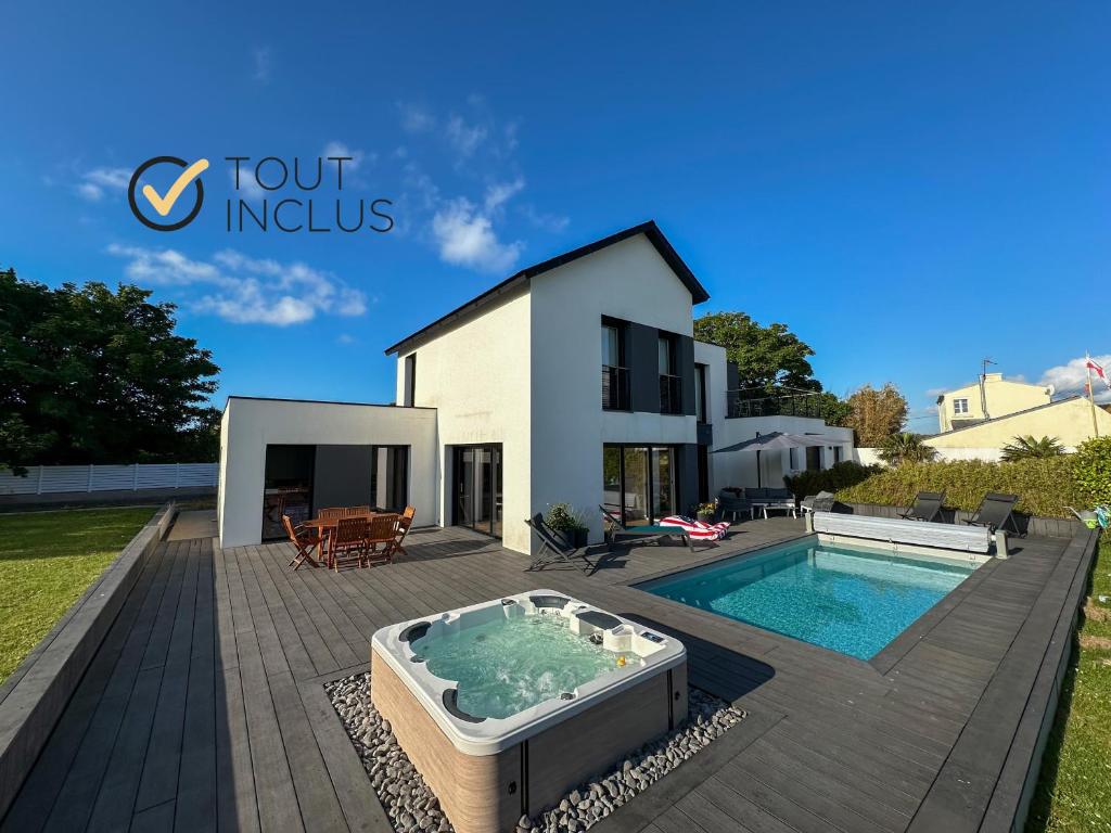 une villa avec piscine et une maison dans l'établissement EOR GLAS - Villa avec piscine et spa proche mer, à Ploudalmézeau