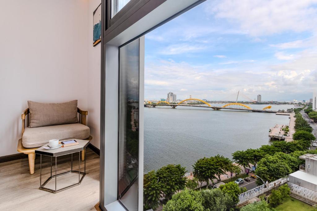 Balkón nebo terasa v ubytování HAIAN Riverfront Hotel Da Nang