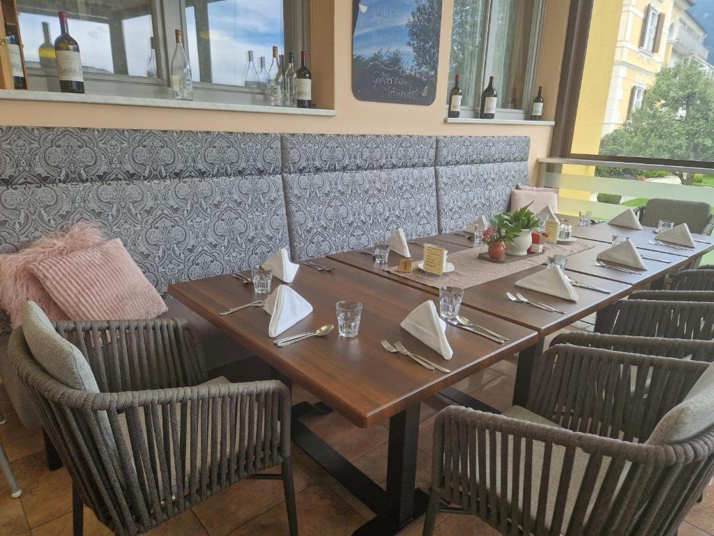 Reštaurácia alebo iné gastronomické zariadenie v ubytovaní Postwirt