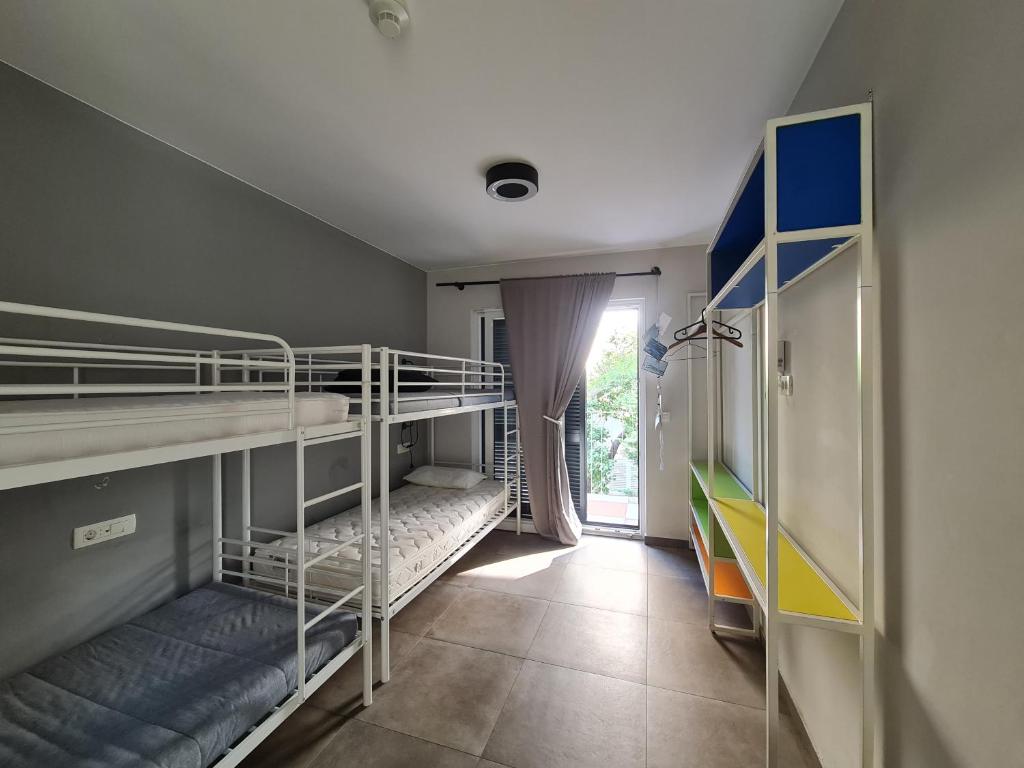 Palanda nebo palandy na pokoji v ubytování SUBTUB Hostel Makarska