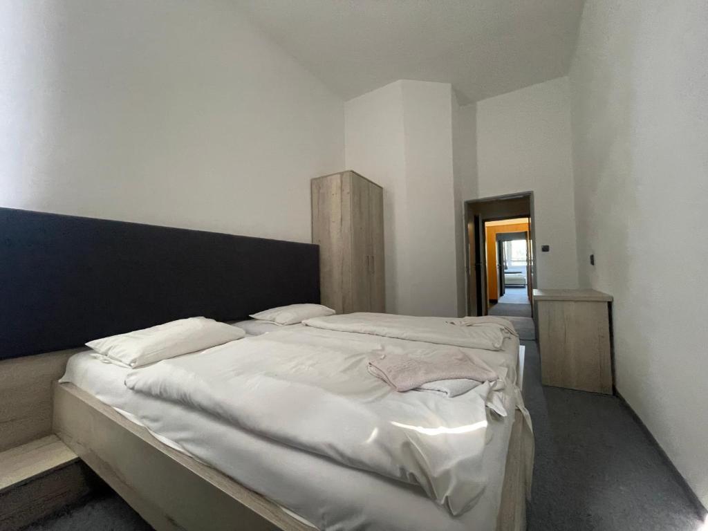 Postel nebo postele na pokoji v ubytování Hotel Stadion Hradec Králové
