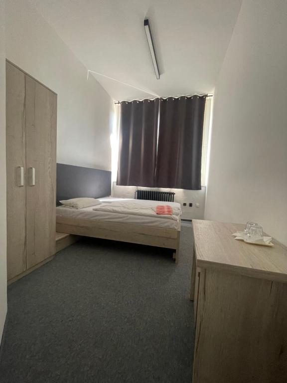 Postel nebo postele na pokoji v ubytování Hotel Stadion Hradec Králové