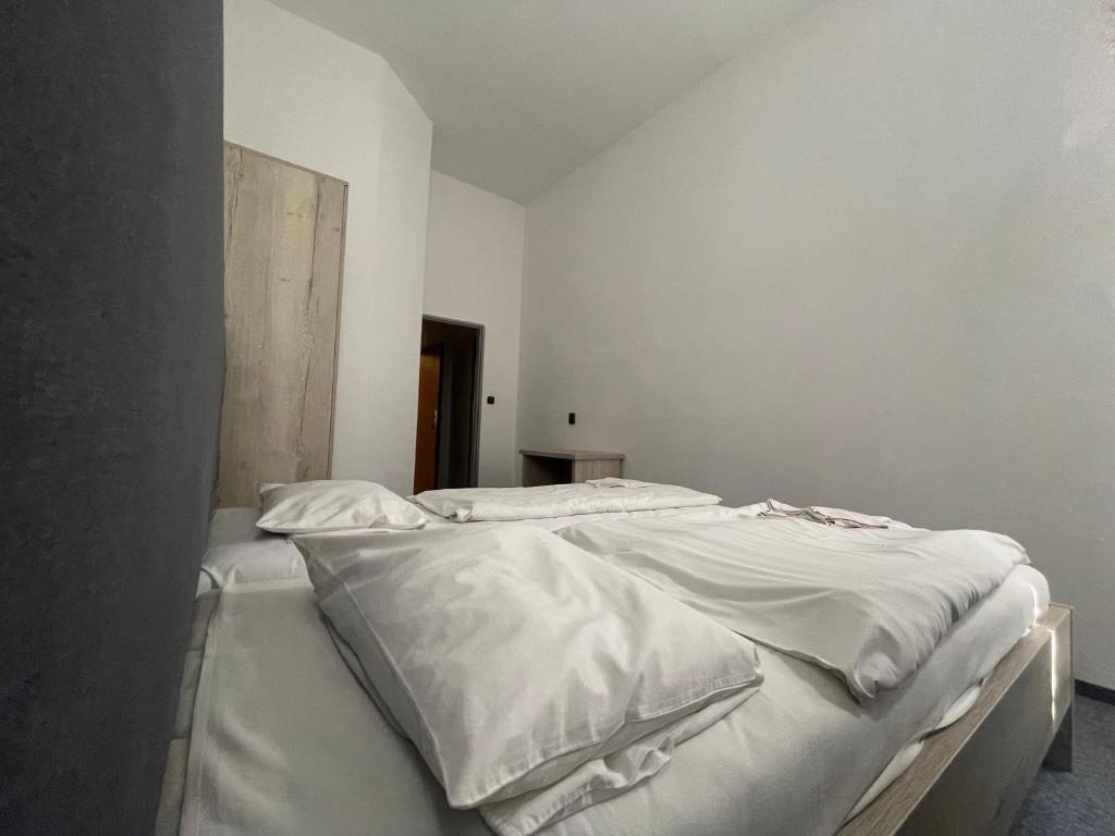 Postel nebo postele na pokoji v ubytování Hotel Stadion Hradec Králové