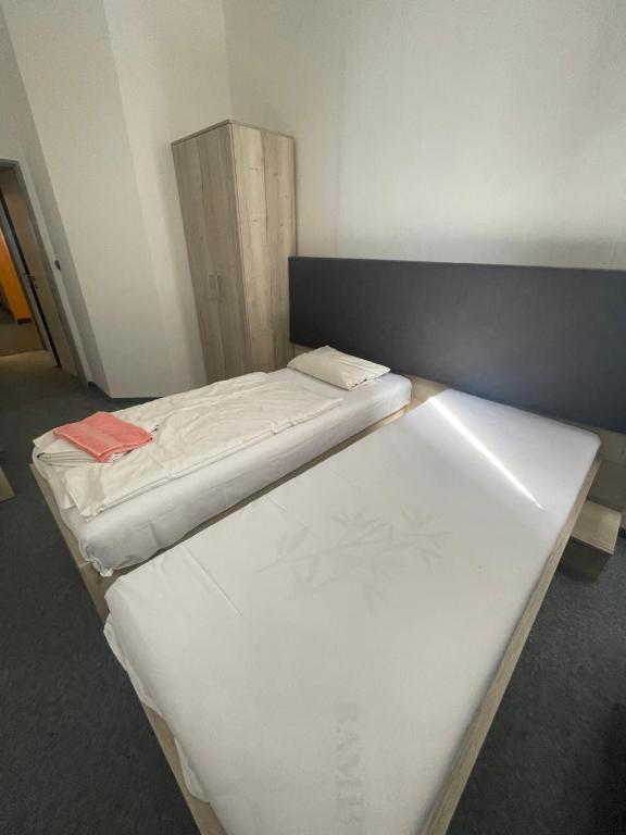 Postel nebo postele na pokoji v ubytování Hotel Stadion Hradec Králové