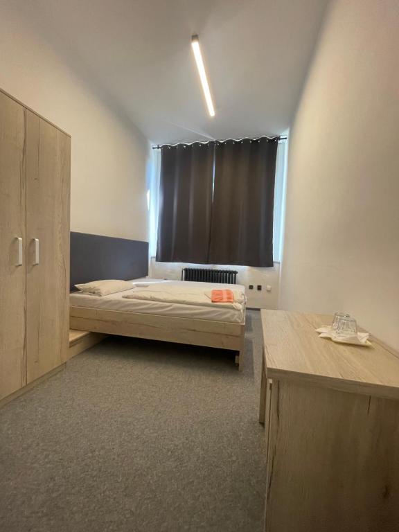 Postel nebo postele na pokoji v ubytování Hotel Stadion Hradec Králové
