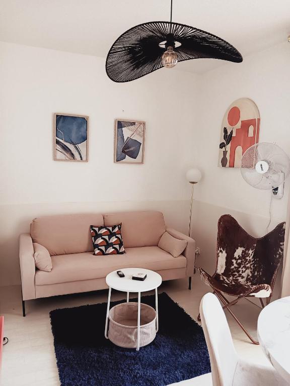 un salon avec un canapé et une table dans l'établissement L'évasion, au Barcarès