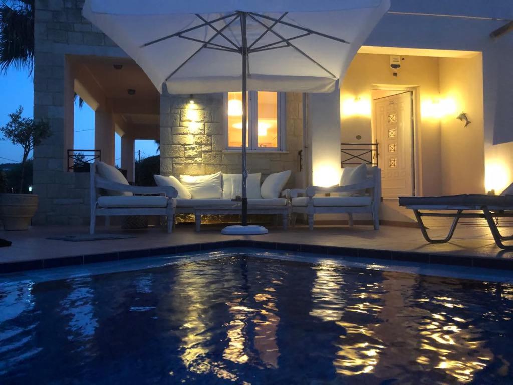 Bazén v ubytování Villa Harriet Maria with pool and ocean view Kolimbari, Chania nebo v jeho okolí