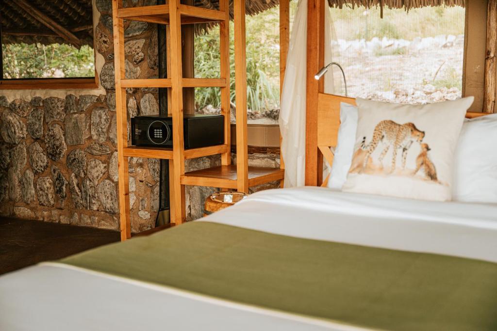 Postel nebo postele na pokoji v ubytování Soroi Cheetah Tented Camp