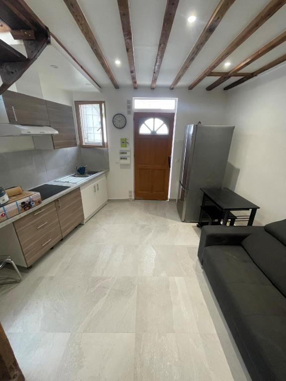 une grande cuisine avec une porte en bois dans une pièce dans l'établissement appartements sympas et confortables près de Paris, à Nanterre