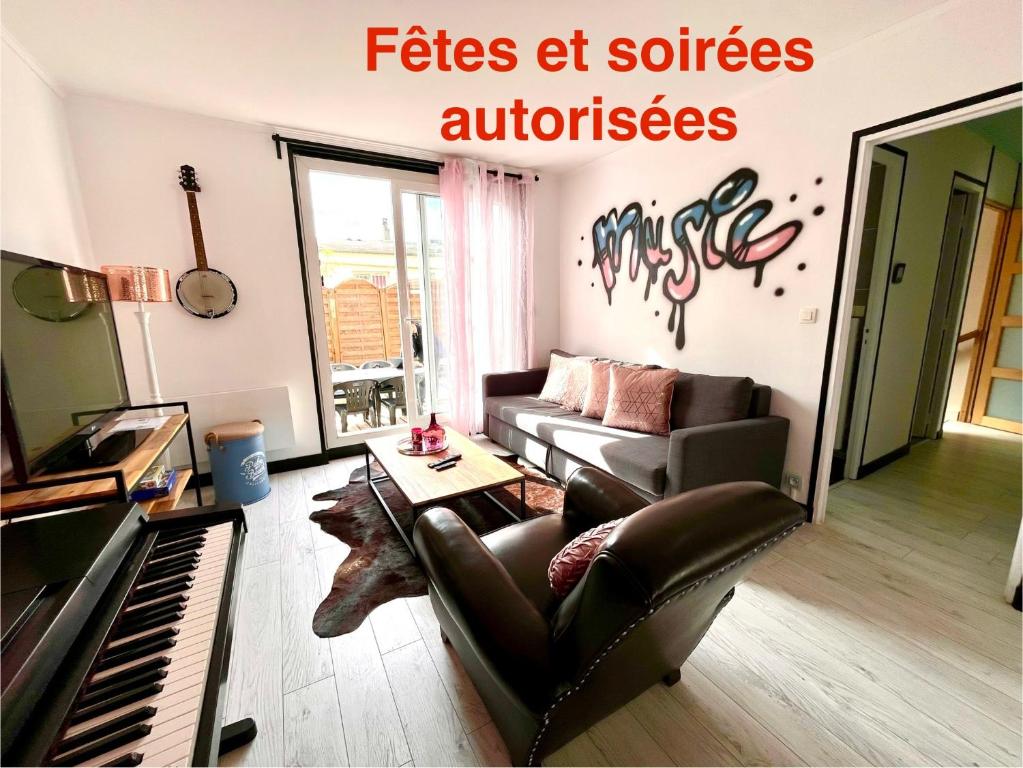 - un salon avec un canapé et un piano dans l'établissement appartement Pickup, à Caen