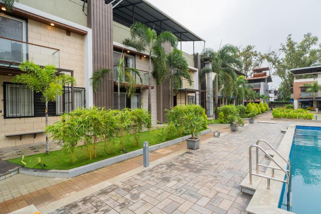 Bazén v ubytování Alaya Stays - Imperial Calista 4BHK near Khandala Hills nebo v jeho okolí