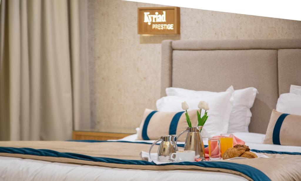 Postel nebo postele na pokoji v ubytování Kyriad Prestige City Center Tunis