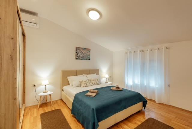 Postel nebo postele na pokoji v ubytování Vasiljevic Grand Apartment