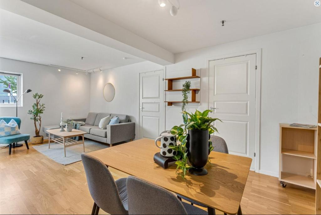 una sala de estar con una mesa y un sofá en 2-Bedroom Apartment with Private Entrance Near Tromsø City Centre, en Tromsø