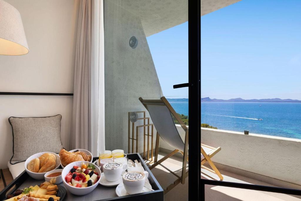 a tray of food on a table with a view of the ocean at Inmood Aucanada 4 Sup in Port d'Alcudia