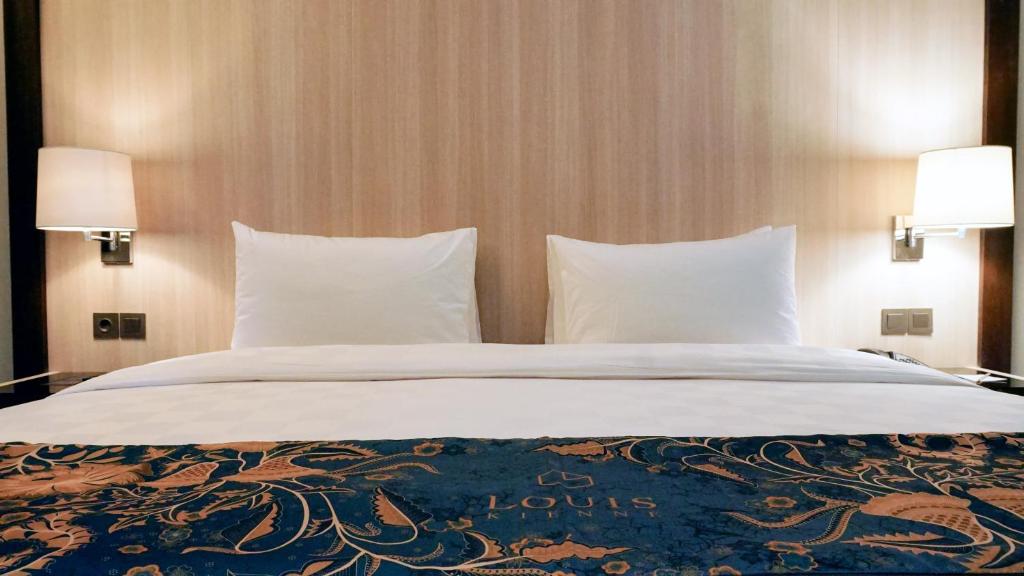 Postel nebo postele na pokoji v ubytování Louis Kienne Hotel Pandanaran