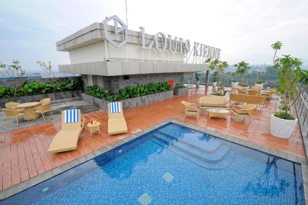 Bazén v ubytování Louis Kienne Hotel Pandanaran nebo v jeho okolí