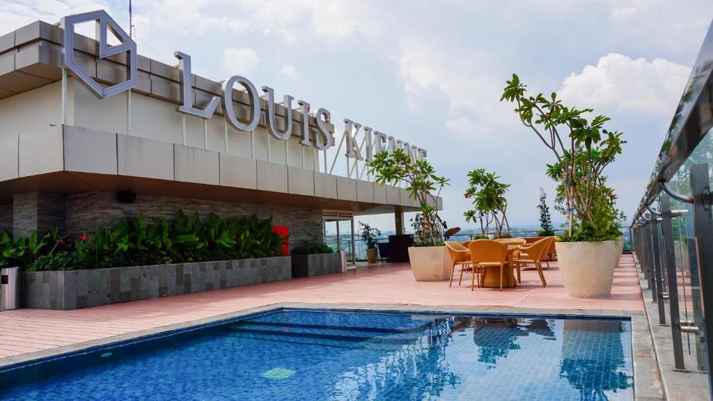 Bazén v ubytování Louis Kienne Hotel Pandanaran nebo v jeho okolí