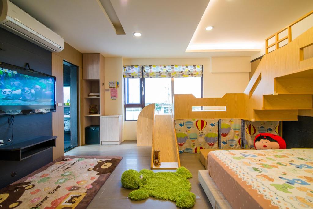 a childs bedroom with a bunk bed and a tv at 宜人生活溜滑梯親子民宿 Easylife B&B in Dongshan