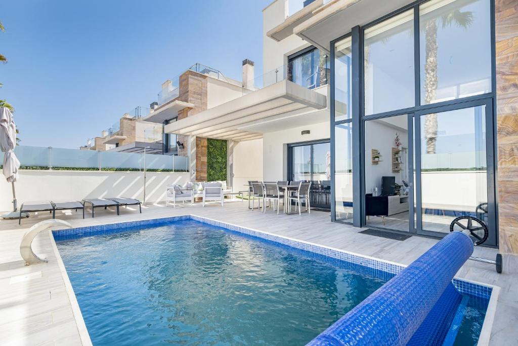 una piscina en el patio trasero de una casa en Belle, en Playas de Orihuela