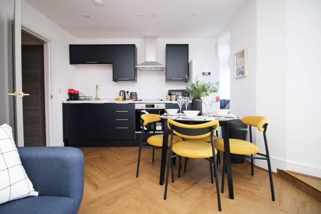 Bright 2BR Flat, Prime Location | WiFi - Квартира с двумя спальнями