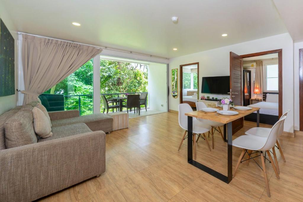 Posezení v ubytování Jungle View Apartment E107 for 3 in Sea View Karon Papillon Residence