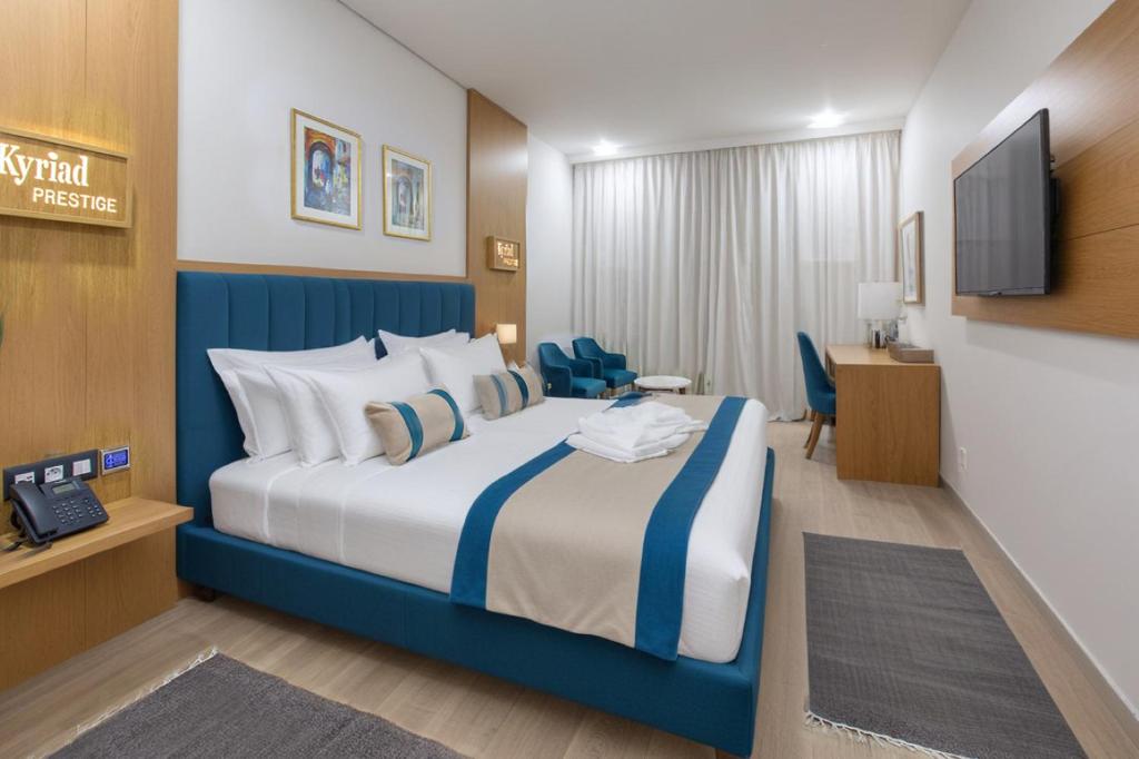Postel nebo postele na pokoji v ubytování Kyriad Prestige City Center Tunis
