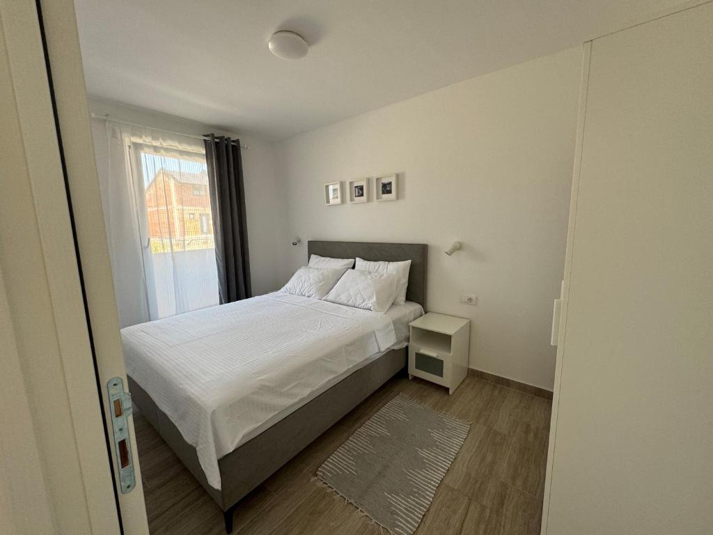 Postel nebo postele na pokoji v ubytování Apartman VERA Srebrno Jezero