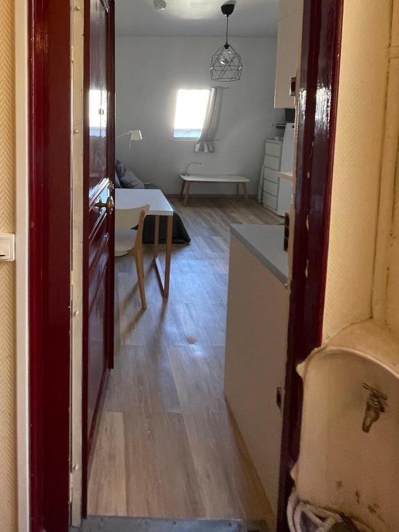 une porte ouverte sur une cuisine et une salle à manger. dans l'établissement Ruederennes, à Paris