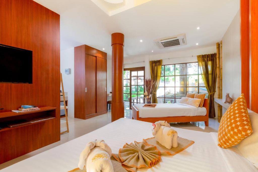 Postel nebo postele na pokoji v ubytování Club Bamboo Boutique Patong Beach Resort
