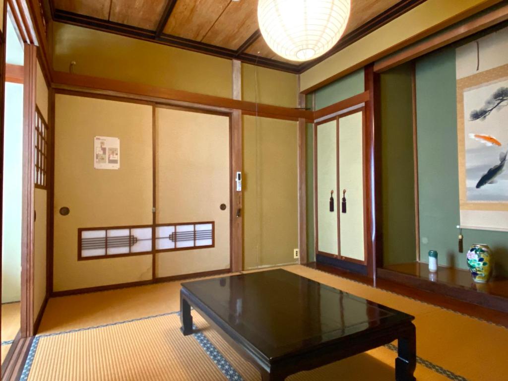 Postel nebo postele na pokoji v ubytování toya町家-chitose