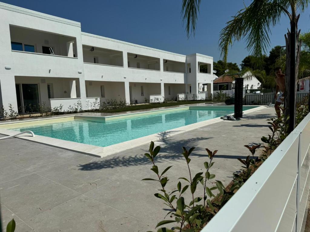 Bazén v ubytování SUNSHINE LUXURY APARTMENTS - Private Pool and Beach - Policoro Lido nebo v jeho okolí
