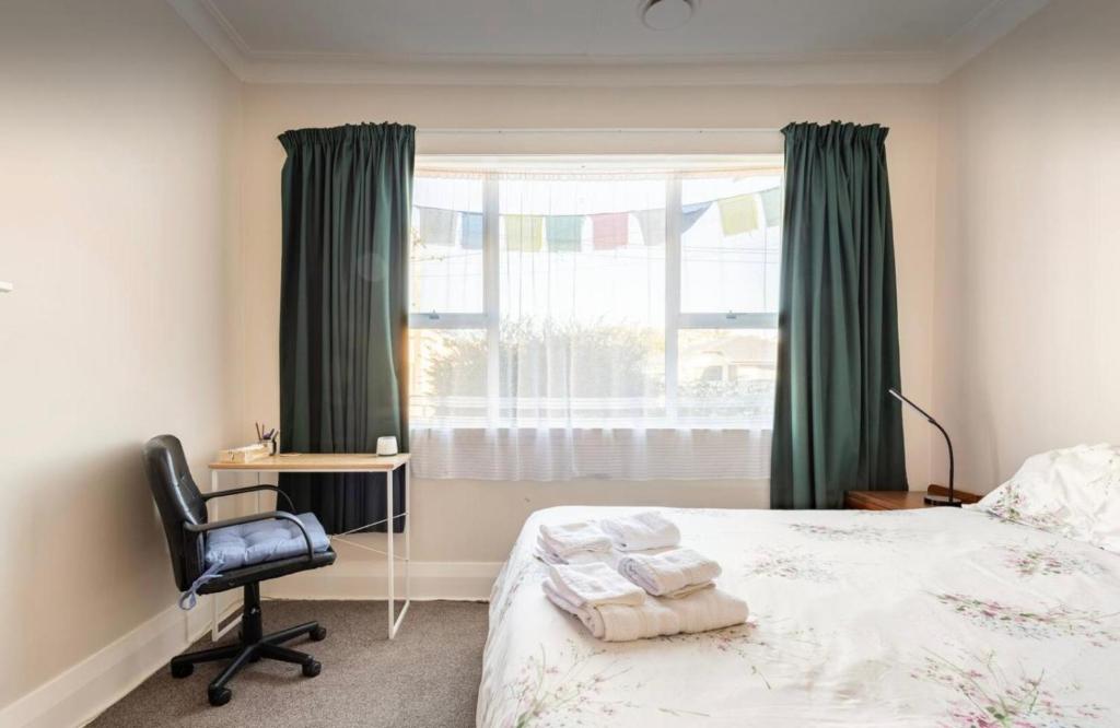 Cozy homestay room with garden view, free parking & fast Wi-Fi - Resim 10