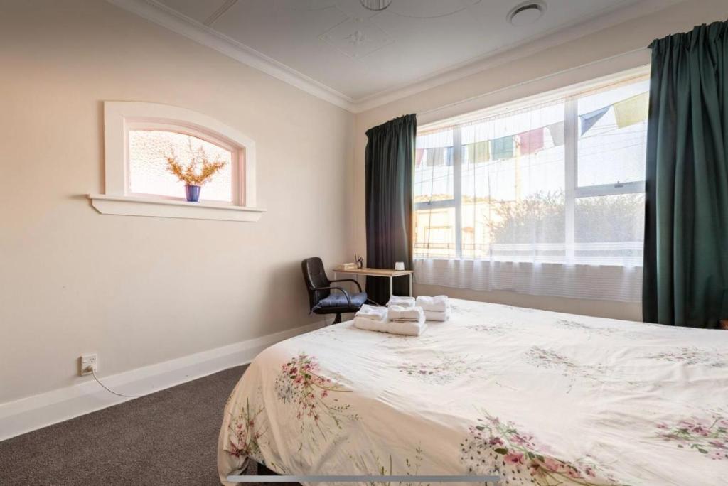 Cozy homestay room with garden view, free parking & fast Wi-Fi - Resim 12