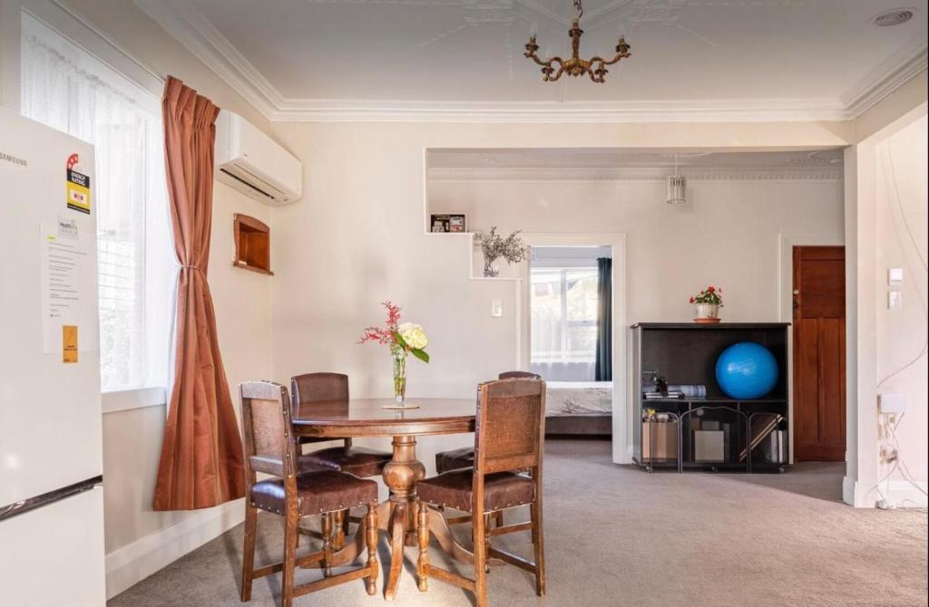 Posezení v ubytování Charming & Bright Stay, Great Location, Dunedin Local Host