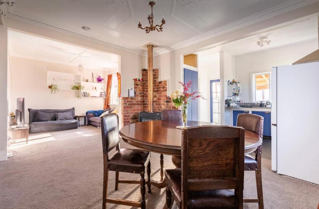 Cozy homestay room with garden view, free parking & fast Wi-Fi - Resim 8