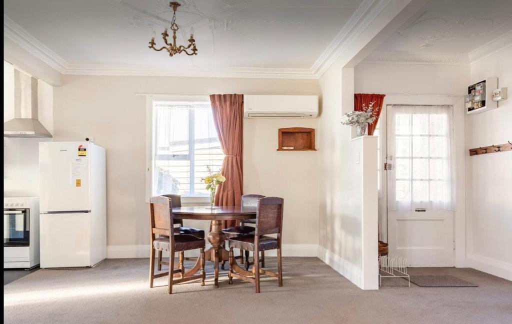 Cozy homestay room with garden view, free parking & fast Wi-Fi - Resim 13