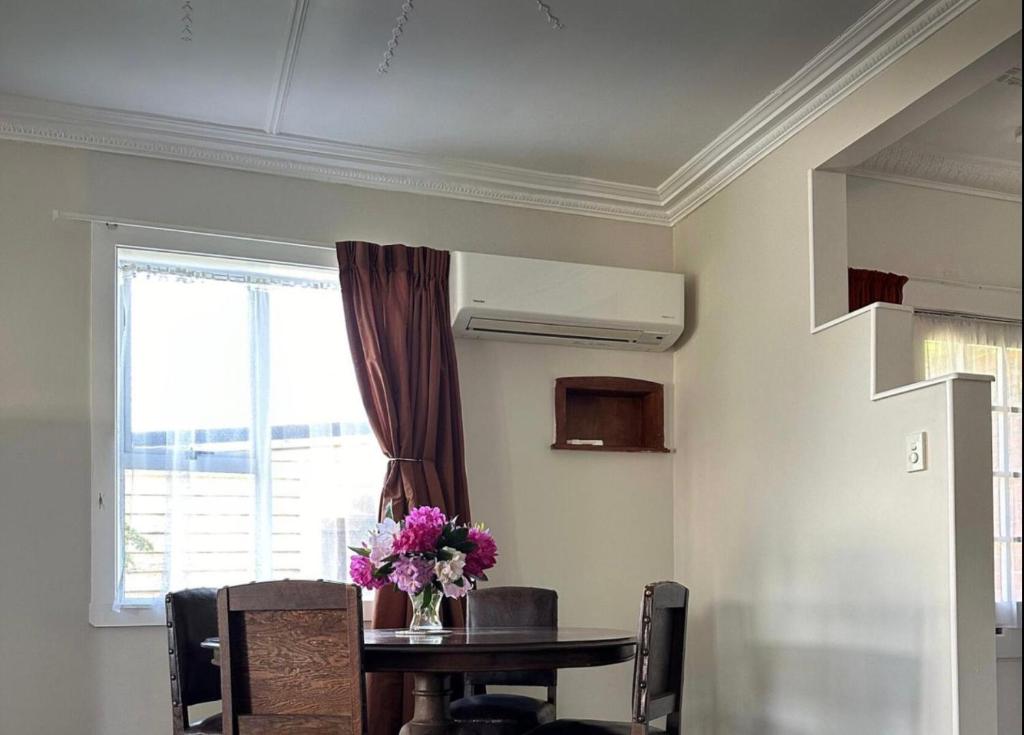 Posezení v ubytování Charming & Bright Stay, Great Location, Dunedin Local Host