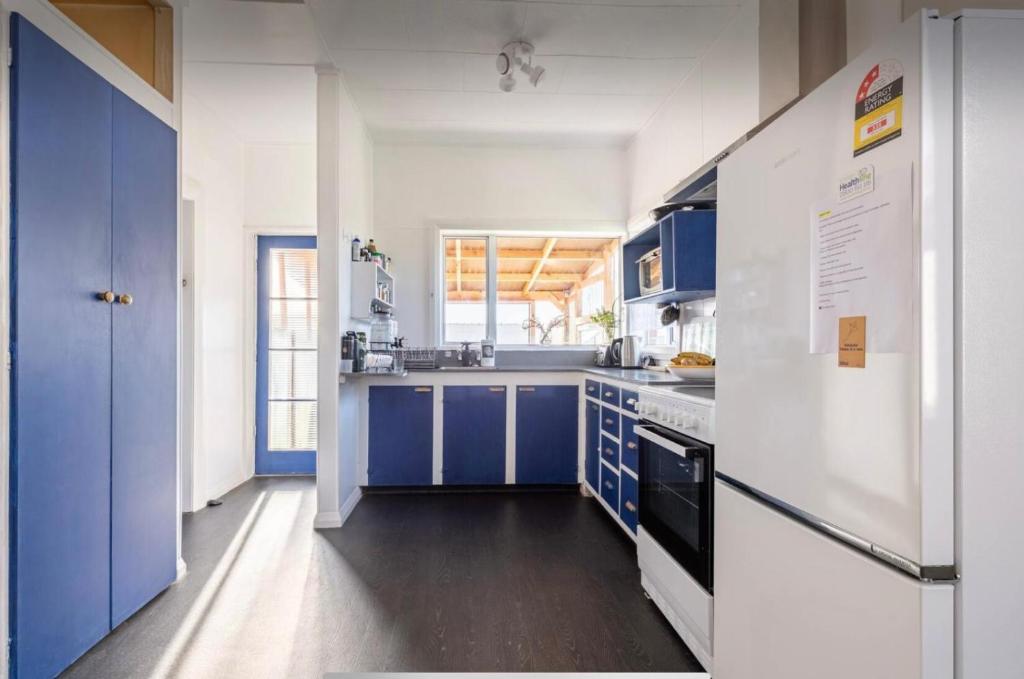 Cozy homestay room with garden view, free parking & fast Wi-Fi - Resim 17