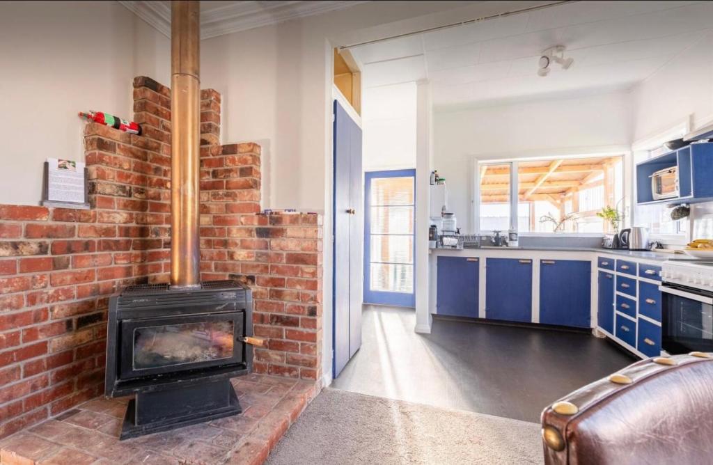 Cozy homestay room with garden view, free parking & fast Wi-Fi - Resim 4