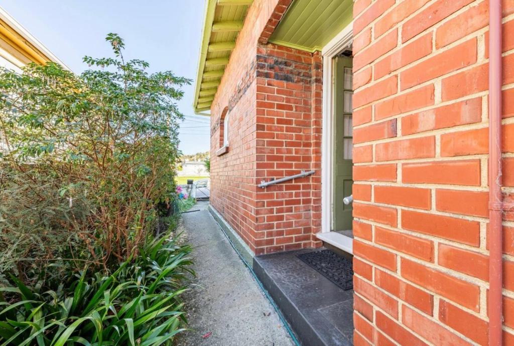 Cozy homestay room with garden view, free parking & fast Wi-Fi - Resim 20